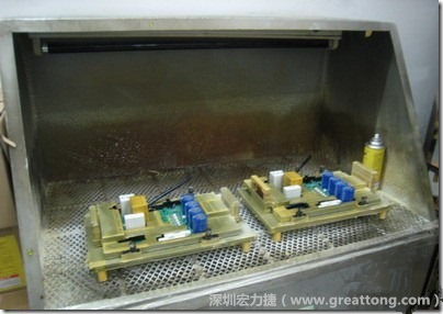 使用噴涂(Spraying)方式作業(yè)conformal coating時，需設備抽真空的設備，否則噴涂的物質(zhì)會飄散到空氣當中，影響人體的健康。