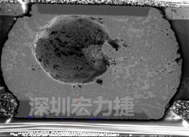 錫球氣泡大到足以影響到焊接的品質，下圖是錫球切片后的剖面，可以很明顯看到氣泡已經有錫球的 1/3 大了