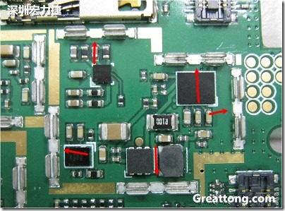 圖中顯示一塊電路板使用這種屏蔽夾(shielding clip)的實例?；旧衔覀冊趶澖堑牡胤蕉荚O計擺放了一個屏蔽夾，這樣可以讓作業員比較方便安裝屏蔽罩(shielding can)時的對位準確。然后在其他沒有屏蔽夾的地方也設計了一些接地的布線，一來可以稍微提升屏蔽罩的電磁隔絕能力，另一方面也可以為屏蔽夾無效時，馬上可以更改為屏蔽框，而無需要重新設計電路板。