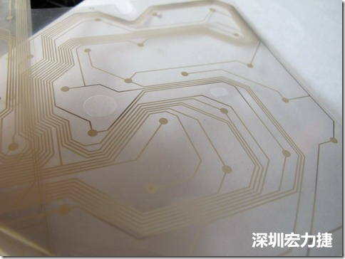 下面第二個(gè)圖則是另一片也有著按鍵線路的PTF，當(dāng)上、下兩面PTF的按鍵結(jié)點(diǎn)互相接觸后就可以計(jì)算出是哪個(gè)按鍵被按下了?？墒钱?dāng)按鍵沒有按下時(shí)，上下兩片PTF的線路則是分開的，所以上圖那片PTF的線路上面其實(shí)還另外覆蓋了另一層透明的PET作為絕緣層，只露出了需要在鍵盤按下時(shí)才會(huì)碰觸的接觸點(diǎn)，因?yàn)檫@些材質(zhì)使用的都是Polymer，所以才撐這樣的技術(shù)為Polydome(聚合簧片)。